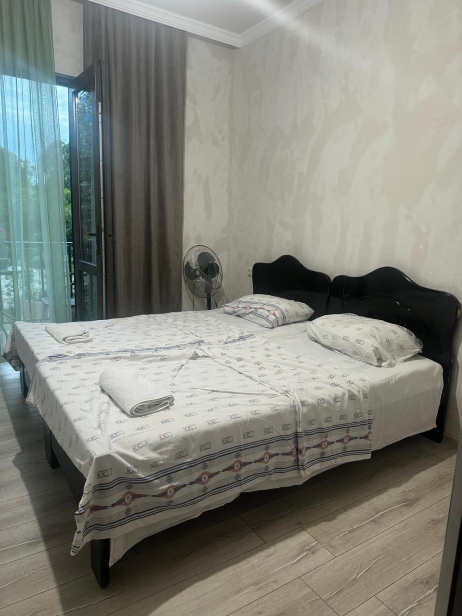 ציחיסדזירי Family Hotel Our House מראה חיצוני תמונה