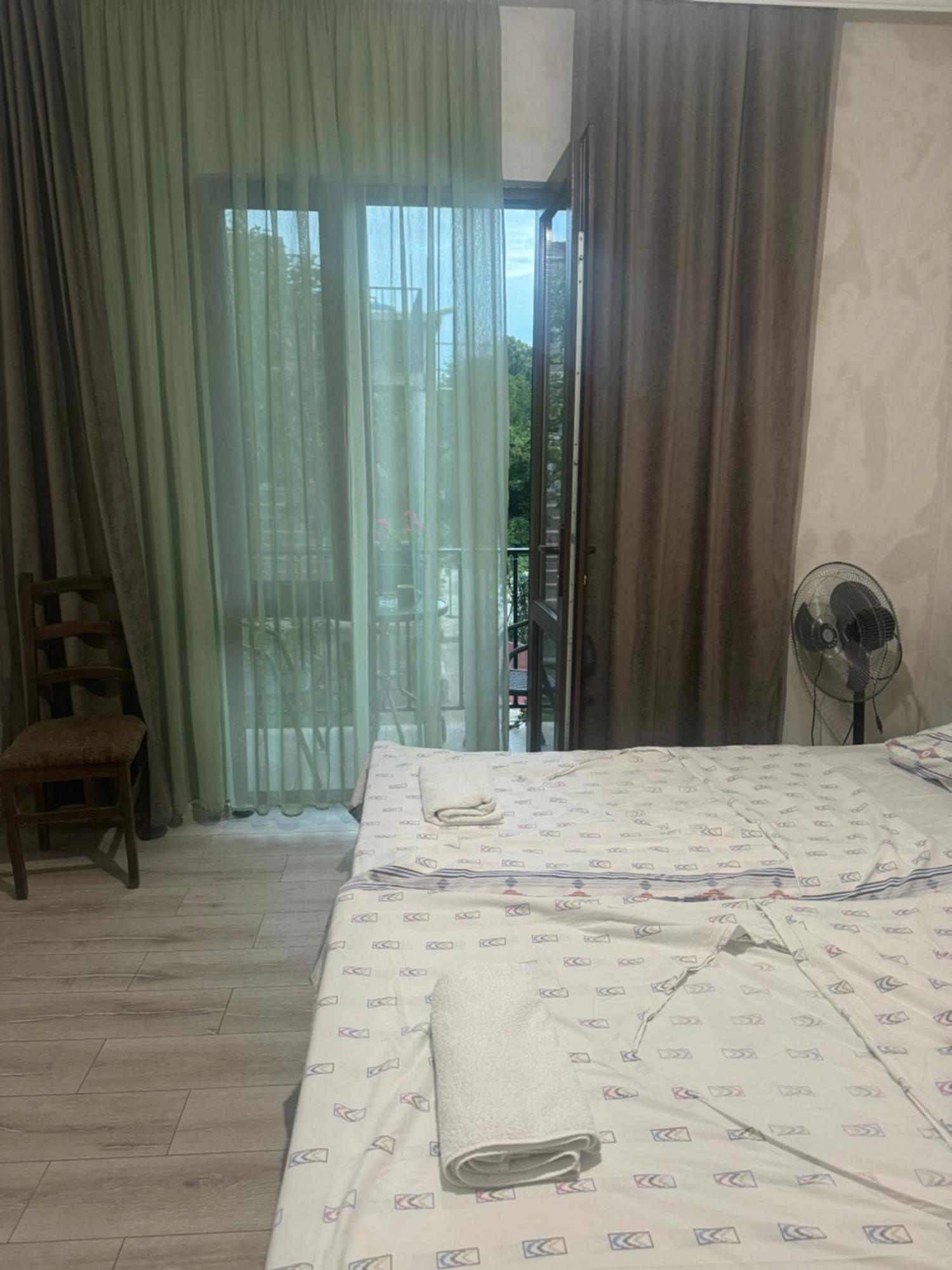 ציחיסדזירי Family Hotel Our House מראה חיצוני תמונה