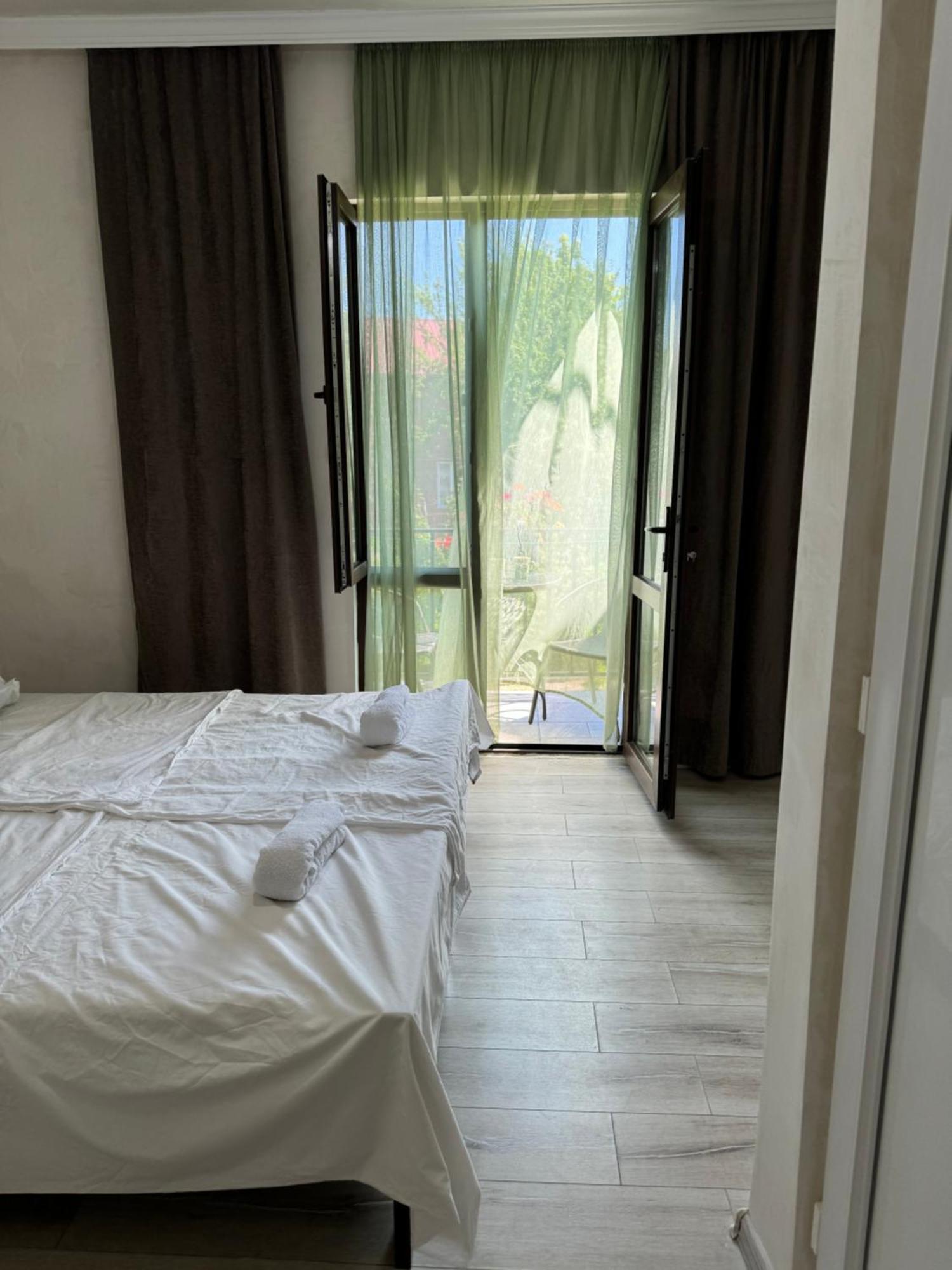 ציחיסדזירי Family Hotel Our House מראה חיצוני תמונה